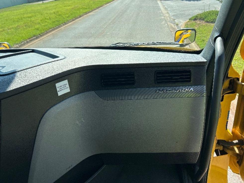 Sleeper Tractor-Heavy Duty Tractors-Freightliner-2022-T12664ST-Hueytown-AL-543,753\n\t\tmiles-$ 63,500 - Image 14