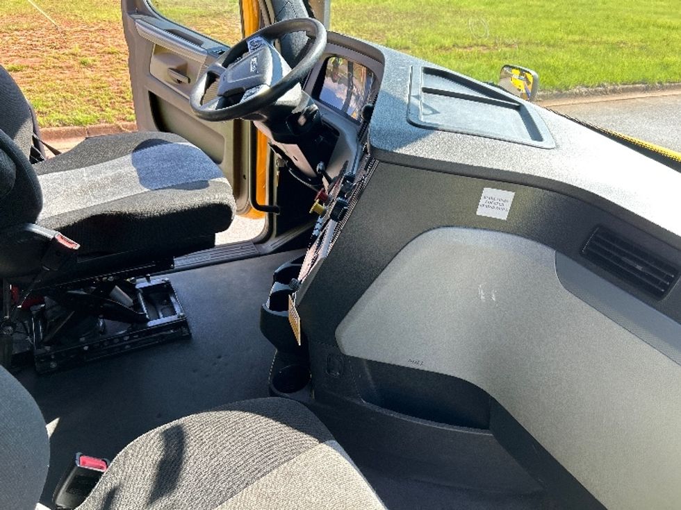 Sleeper Tractor-Heavy Duty Tractors-Freightliner-2022-T12664ST-Hueytown-AL-543,753\n\t\tmiles-$ 63,500 - Image 15