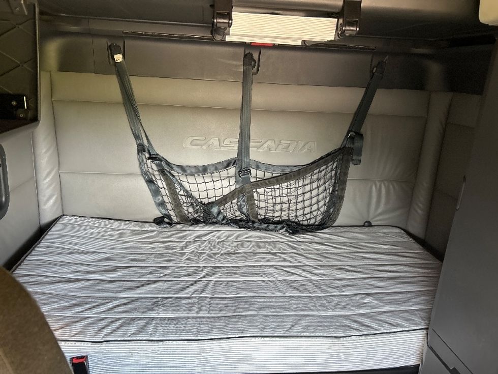 Sleeper Tractor-Heavy Duty Tractors-Freightliner-2022-T12664ST-Hueytown-AL-543,753\n\t\tmiles-$ 63,500 - Image 16