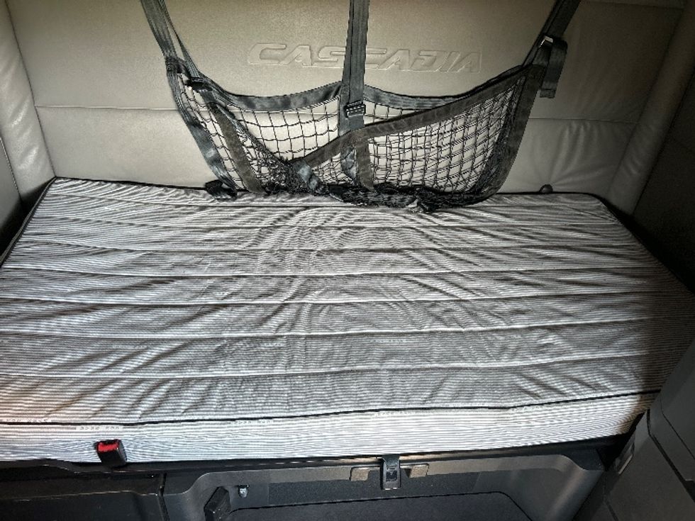 Sleeper Tractor-Heavy Duty Tractors-Freightliner-2022-T12664ST-Hueytown-AL-543,753\n\t\tmiles-$ 63,500 - Image 17