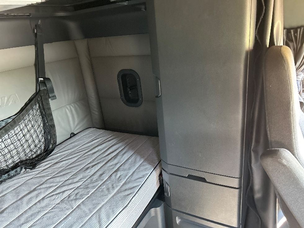 Sleeper Tractor-Heavy Duty Tractors-Freightliner-2022-T12664ST-Hueytown-AL-543,753\n\t\tmiles-$ 63,500 - Image 18