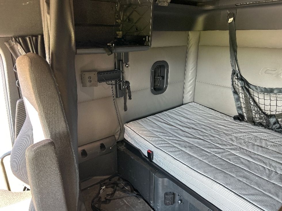 Sleeper Tractor-Heavy Duty Tractors-Freightliner-2022-T12664ST-Hueytown-AL-543,753\n\t\tmiles-$ 63,500 - Image 19