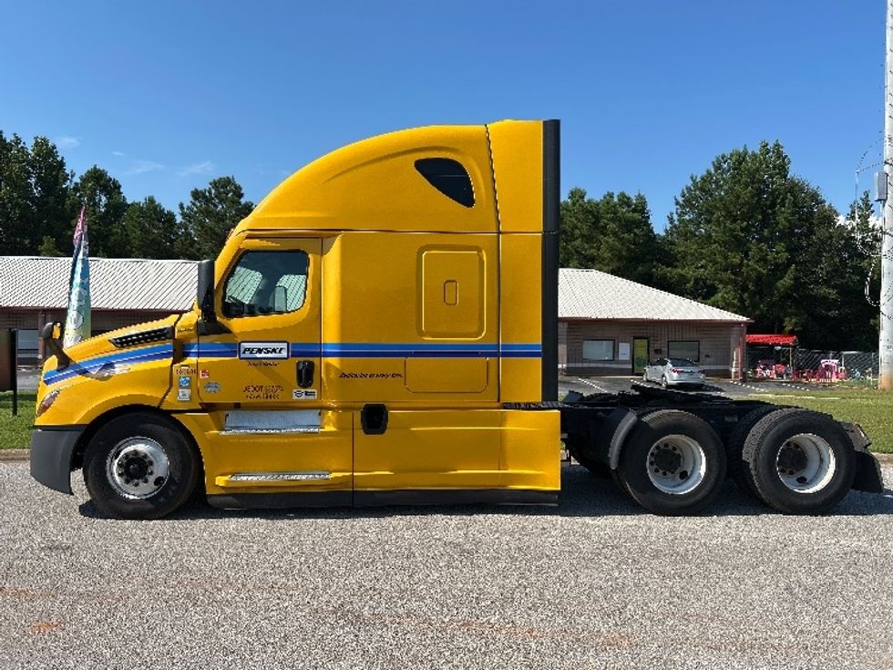 Sleeper Tractor-Heavy Duty Tractors-Freightliner-2022-T12664ST-Hueytown-AL-543,753\n\t\tmiles-$ 63,500 - Image 4
