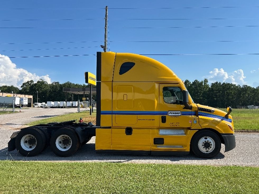 Sleeper Tractor-Heavy Duty Tractors-Freightliner-2022-T12664ST-Hueytown-AL-543,753\n\t\tmiles-$ 63,500 - Image 8