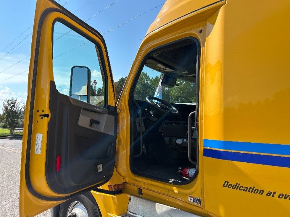 Sleeper Tractor-Heavy Duty Tractors-Freightliner-2022-T12664ST-Hueytown-AL-543,753\n\t\tmiles-$ 63,500 - Image 9