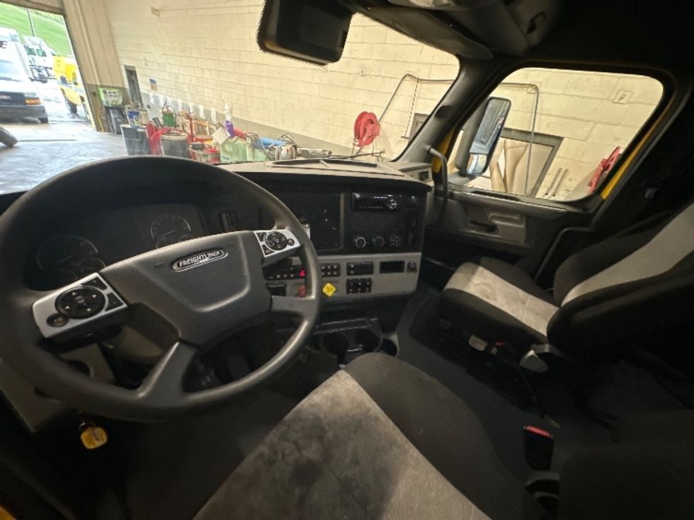 Sleeper Tractor-Heavy Duty Tractors-Freightliner-2022-T12664ST-Huntington-WV-547,589\n\t\tmiles-$ 60,000 - Image 10