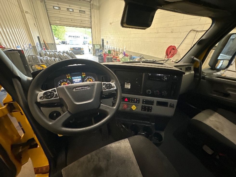 Sleeper Tractor-Heavy Duty Tractors-Freightliner-2022-T12664ST-Huntington-WV-547,589\n\t\tmiles-$ 60,000 - Image 11
