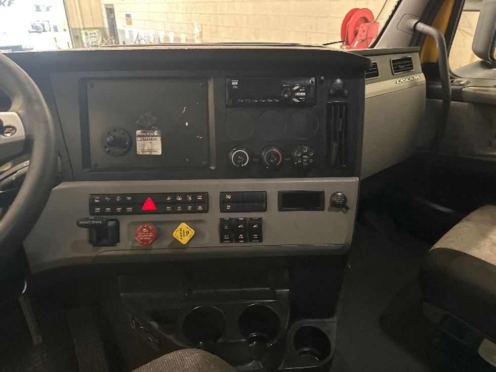 Sleeper Tractor-Heavy Duty Tractors-Freightliner-2022-T12664ST-Huntington-WV-547,589\n\t\tmiles-$ 60,000 - Image 12