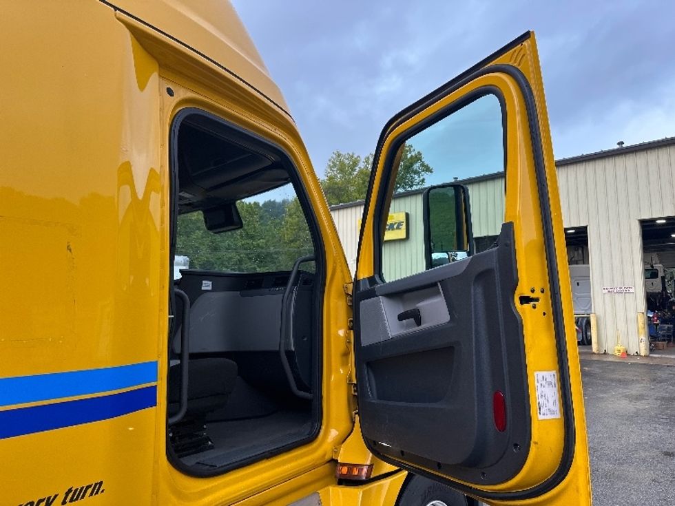 Sleeper Tractor-Heavy Duty Tractors-Freightliner-2022-T12664ST-Huntington-WV-547,589\n\t\tmiles-$ 60,000 - Image 13