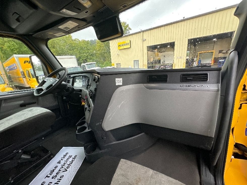 Sleeper Tractor-Heavy Duty Tractors-Freightliner-2022-T12664ST-Huntington-WV-547,589\n\t\tmiles-$ 60,000 - Image 14