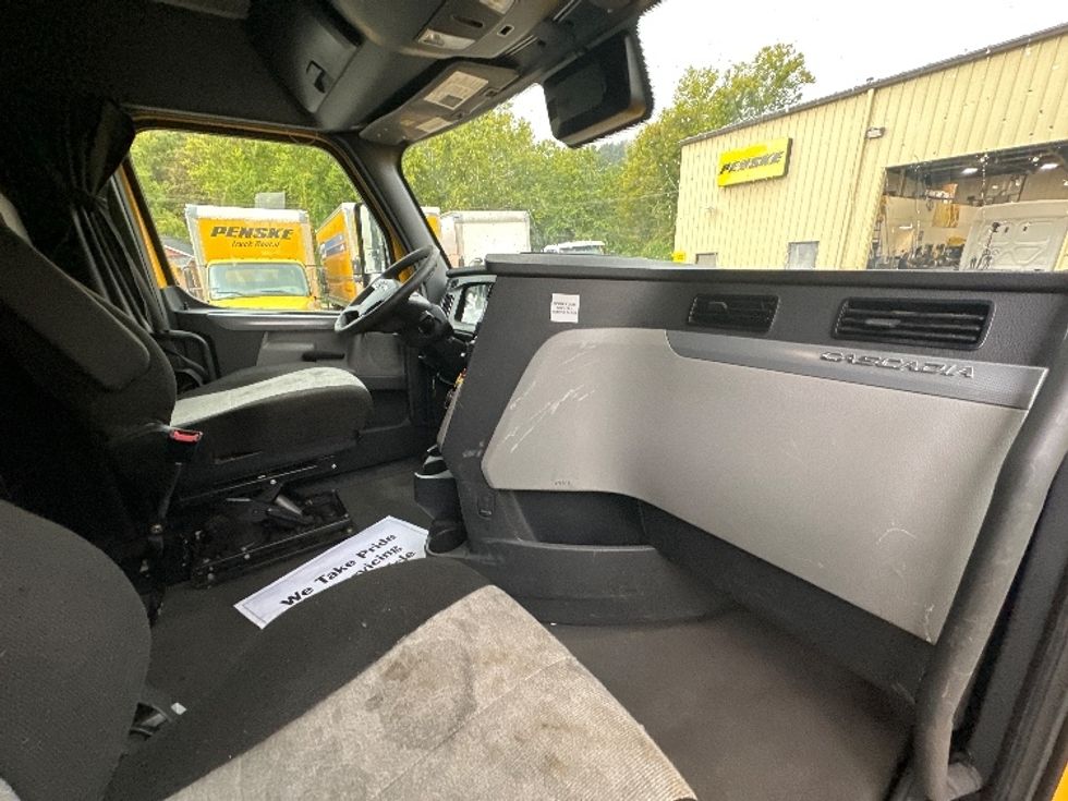 Sleeper Tractor-Heavy Duty Tractors-Freightliner-2022-T12664ST-Huntington-WV-547,589\n\t\tmiles-$ 60,000 - Image 15