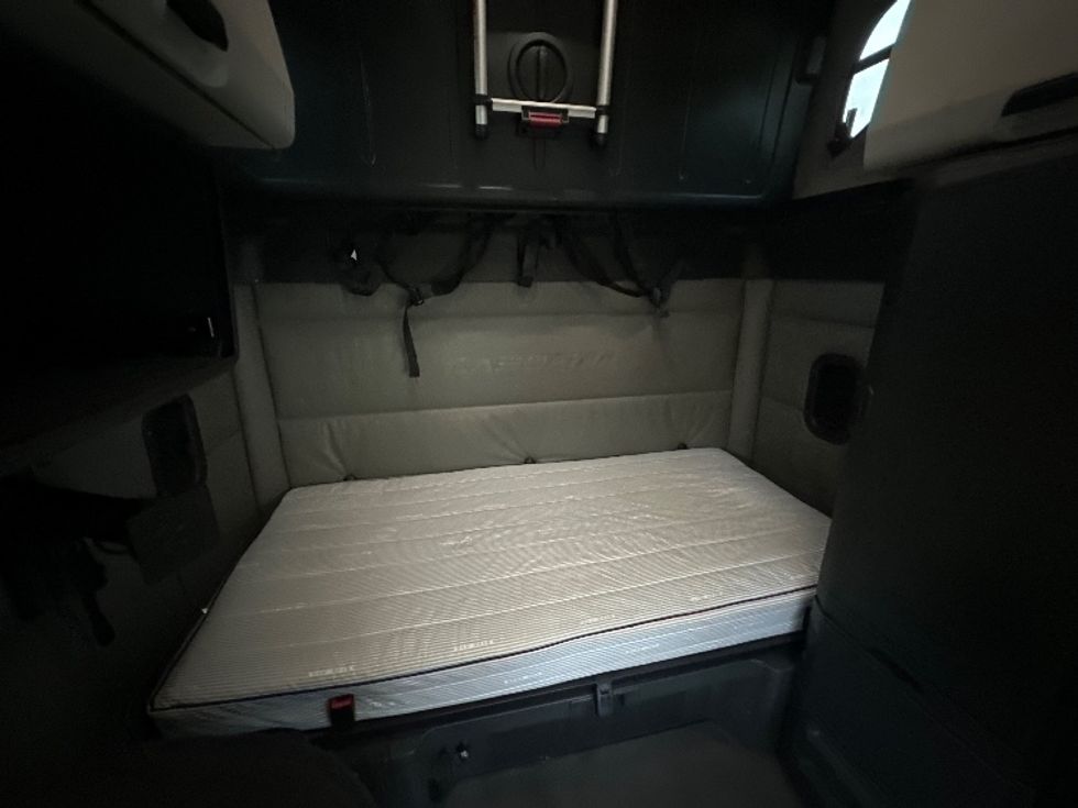 Sleeper Tractor-Heavy Duty Tractors-Freightliner-2022-T12664ST-Huntington-WV-547,589\n\t\tmiles-$ 60,000 - Image 16