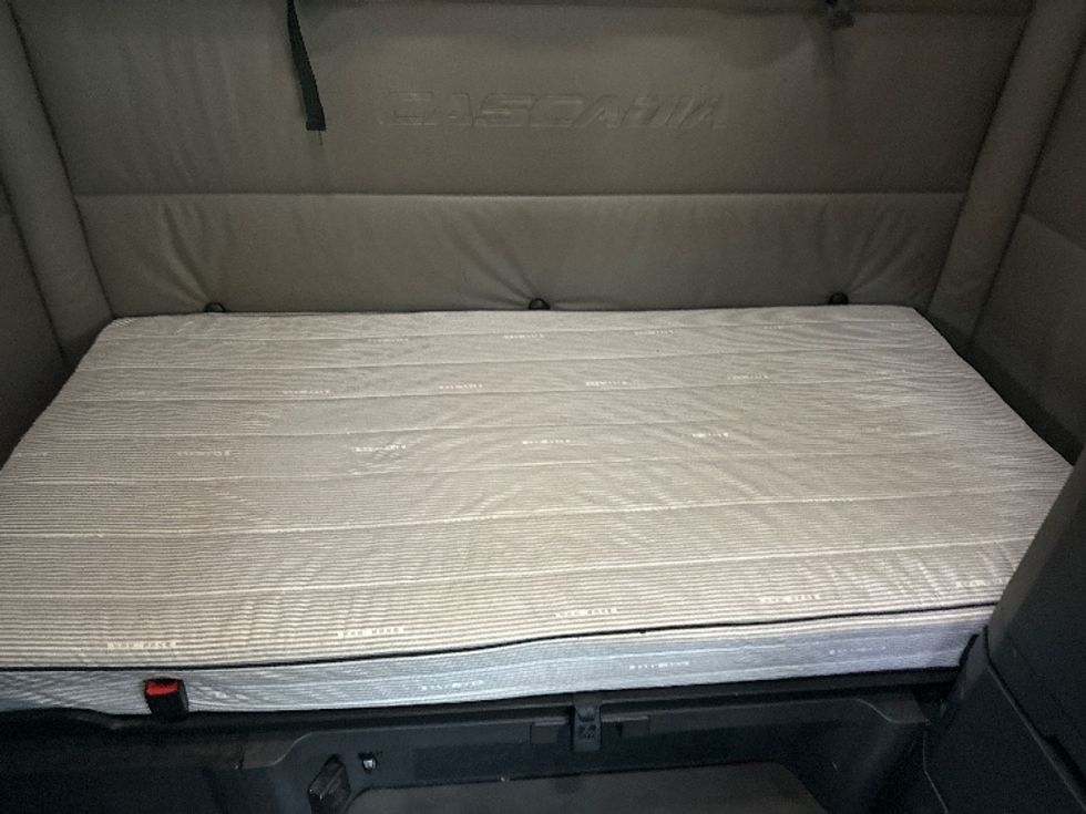 Sleeper Tractor-Heavy Duty Tractors-Freightliner-2022-T12664ST-Huntington-WV-547,589\n\t\tmiles-$ 60,000 - Image 17