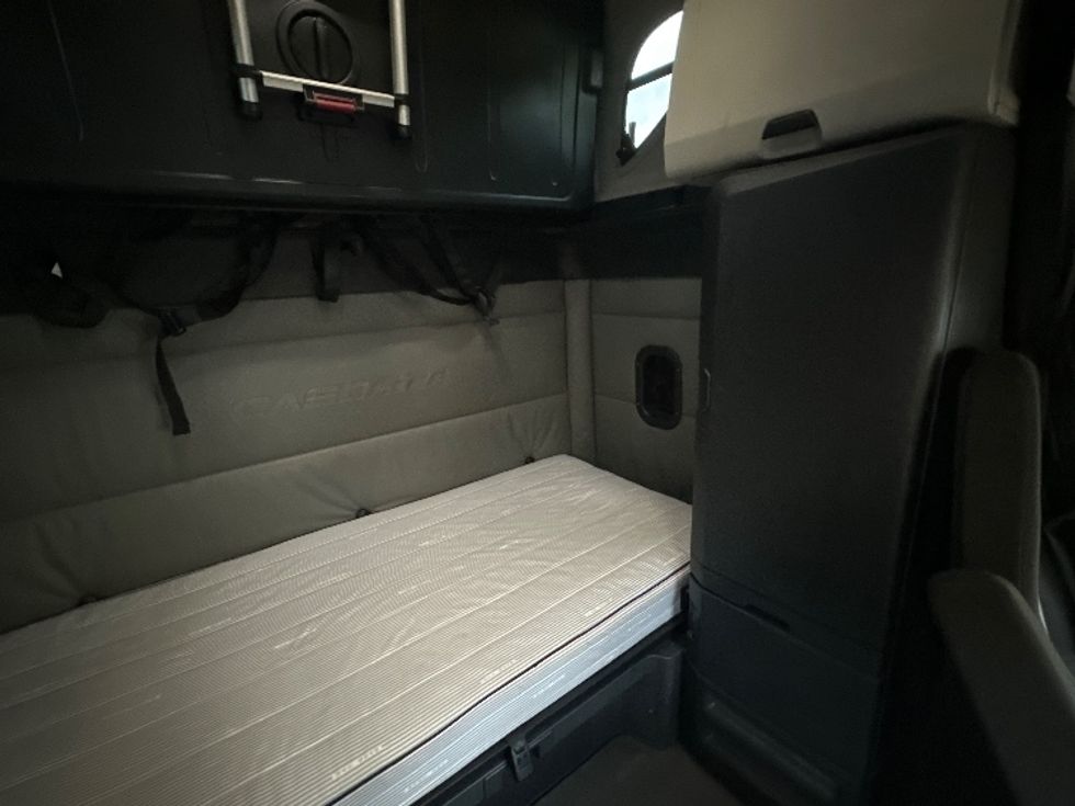 Sleeper Tractor-Heavy Duty Tractors-Freightliner-2022-T12664ST-Huntington-WV-547,589\n\t\tmiles-$ 60,000 - Image 18