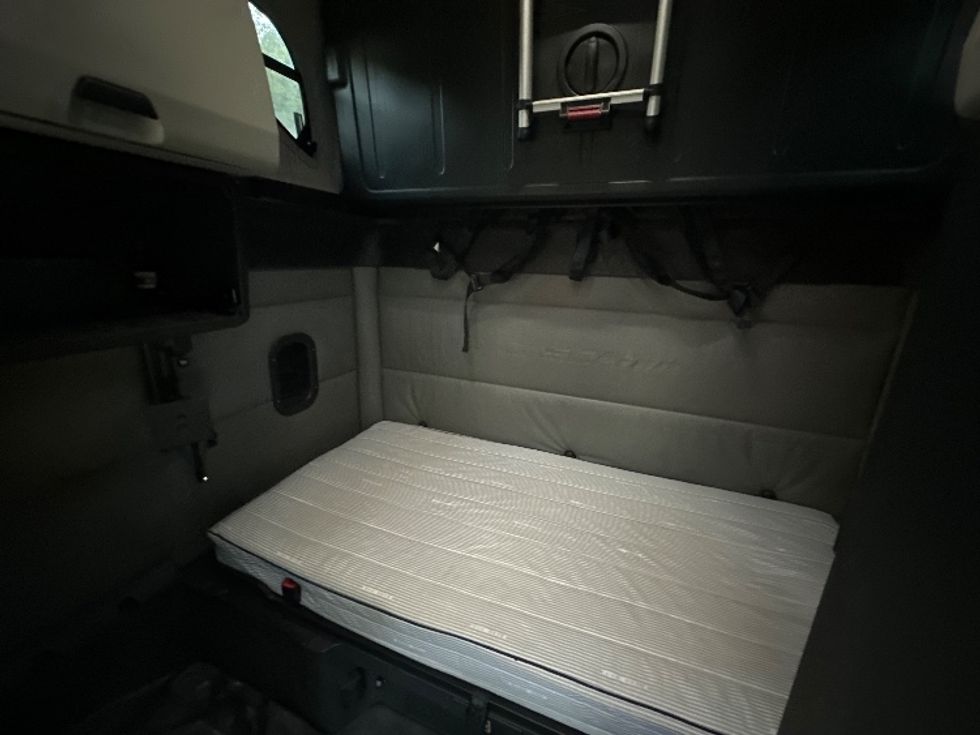 Sleeper Tractor-Heavy Duty Tractors-Freightliner-2022-T12664ST-Huntington-WV-547,589\n\t\tmiles-$ 60,000 - Image 19