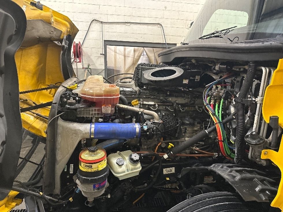 Sleeper Tractor-Heavy Duty Tractors-Freightliner-2022-T12664ST-Huntington-WV-547,589\n\t\tmiles-$ 60,000 - Image 21