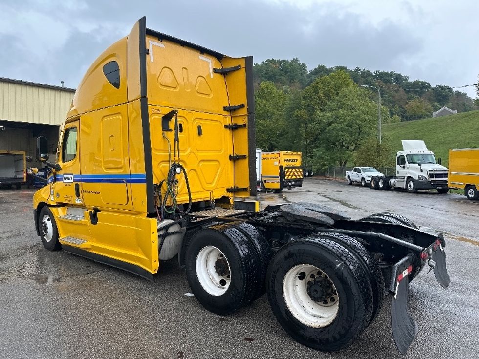 Sleeper Tractor-Heavy Duty Tractors-Freightliner-2022-T12664ST-Huntington-WV-547,589\n\t\tmiles-$ 60,000 - Image 5
