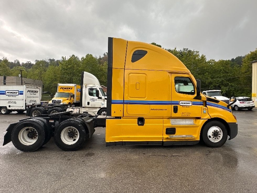 Sleeper Tractor-Heavy Duty Tractors-Freightliner-2022-T12664ST-Huntington-WV-547,589\n\t\tmiles-$ 60,000 - Image 8