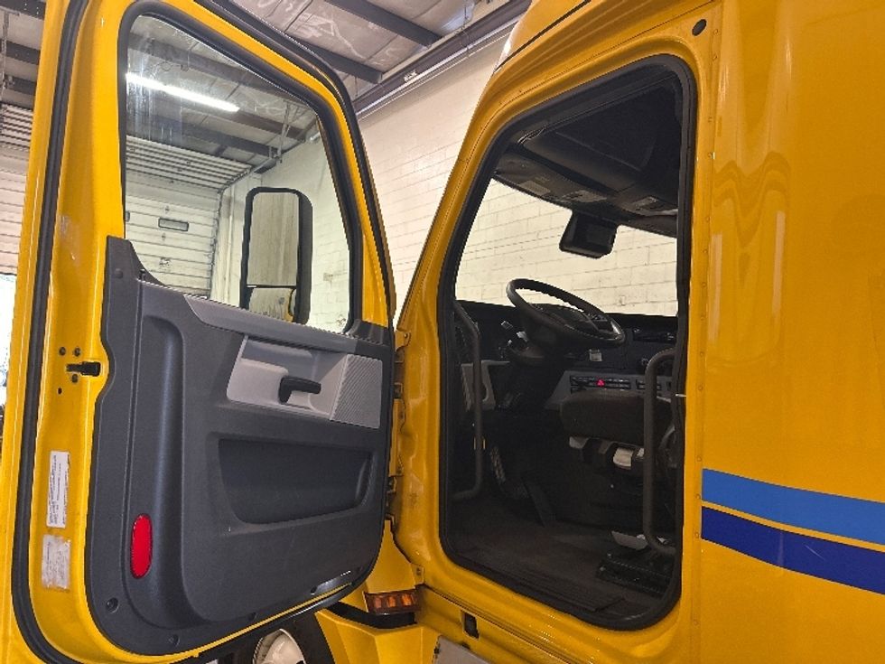 Sleeper Tractor-Heavy Duty Tractors-Freightliner-2022-T12664ST-Huntington-WV-547,589\n\t\tmiles-$ 60,000 - Image 9