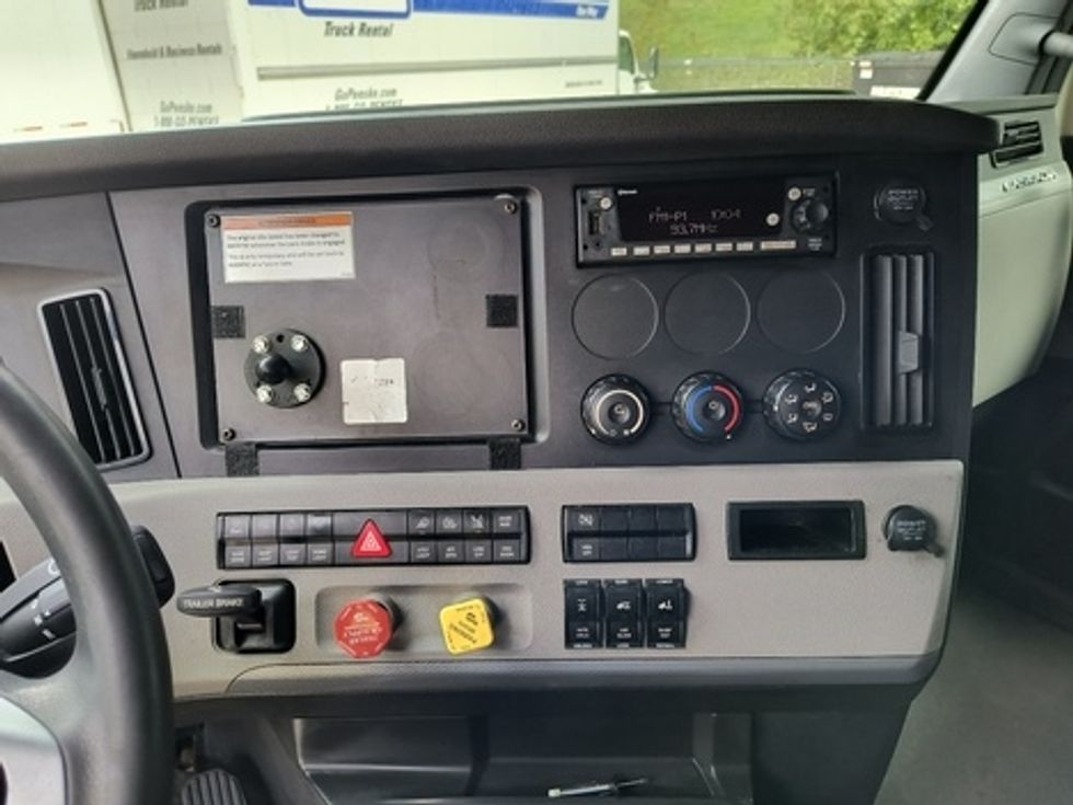 Sleeper Tractor-Heavy Duty Tractors-Freightliner-2022-T12664ST-Huntington-WV-551,720\n\t\tmiles-$ 62,750 - Image 11