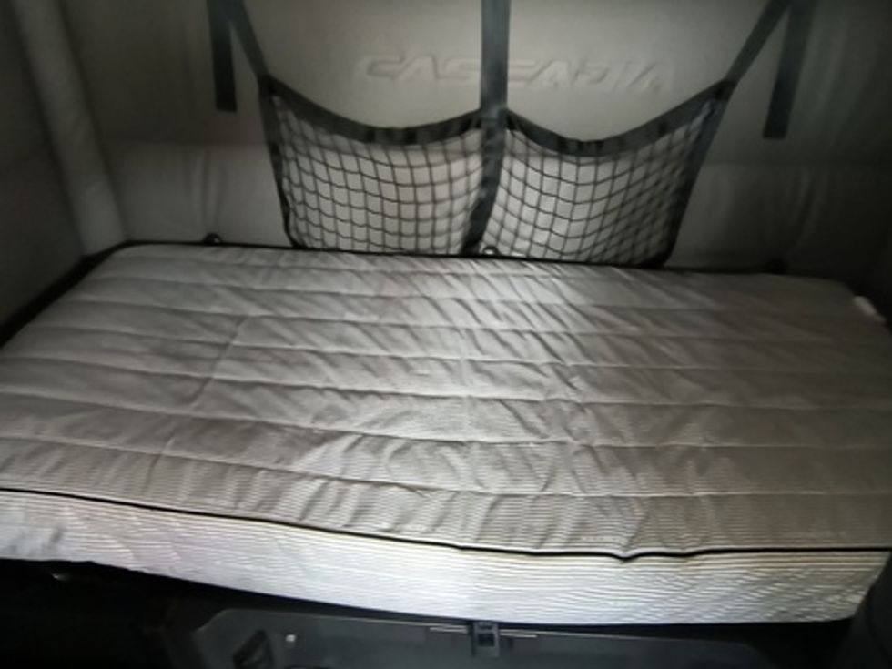 Sleeper Tractor-Heavy Duty Tractors-Freightliner-2022-T12664ST-Huntington-WV-551,720\n\t\tmiles-$ 62,750 - Image 17