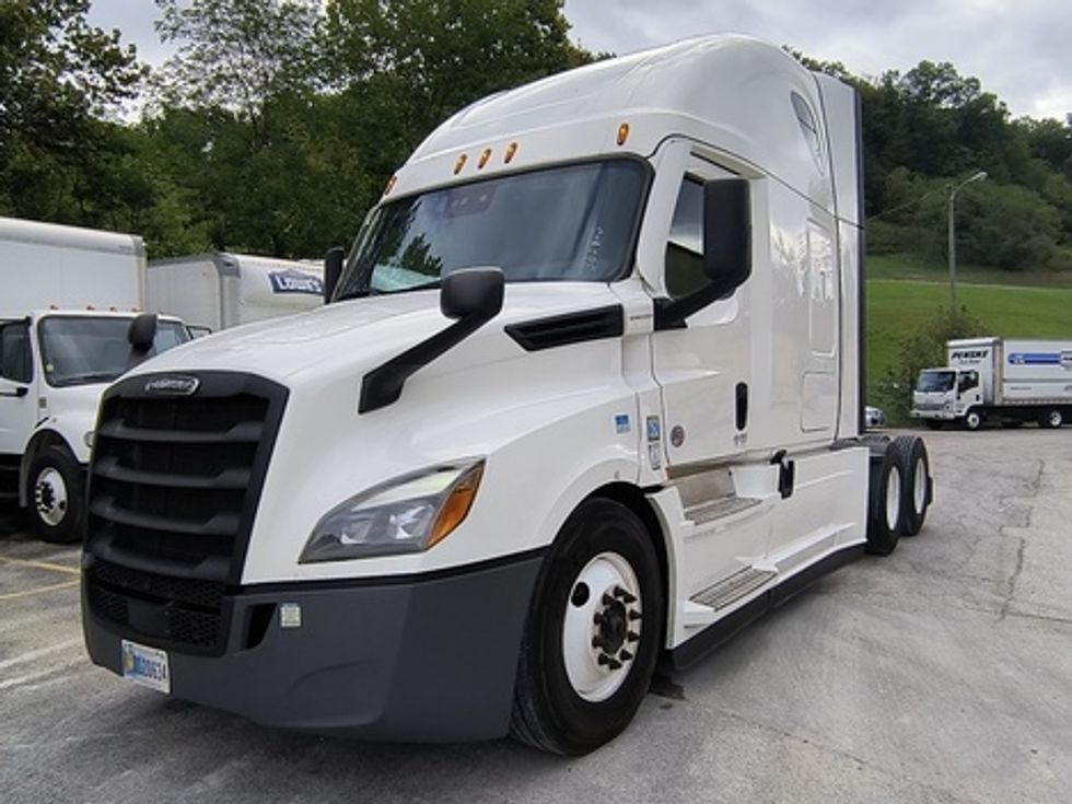 Sleeper Tractor-Heavy Duty Tractors-Freightliner-2022-T12664ST-Huntington-WV-551,720\n\t\tmiles-$ 62,750 - Image 3