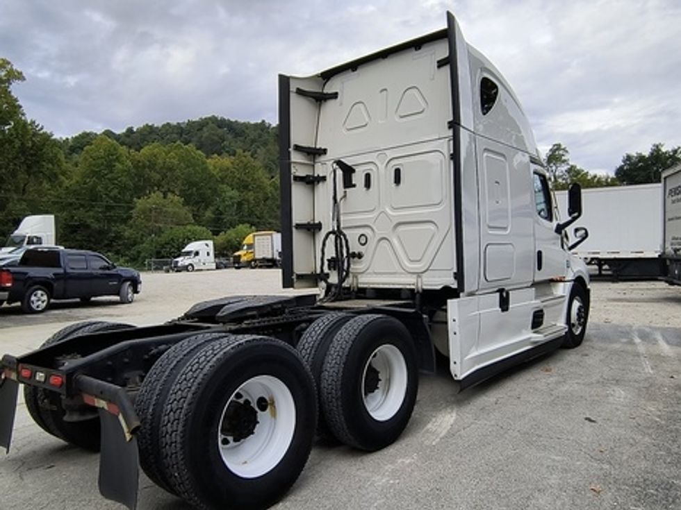 Sleeper Tractor-Heavy Duty Tractors-Freightliner-2022-T12664ST-Huntington-WV-551,720\n\t\tmiles-$ 62,750 - Image 4
