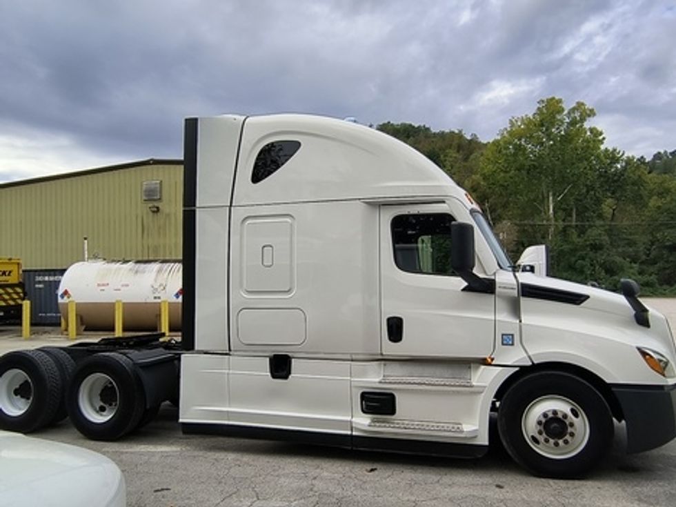 Sleeper Tractor-Heavy Duty Tractors-Freightliner-2022-T12664ST-Huntington-WV-551,720\n\t\tmiles-$ 62,750 - Image 7