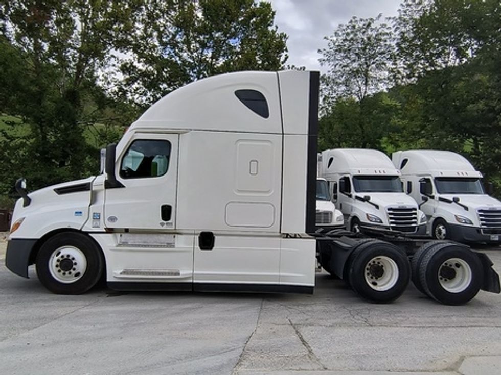 Sleeper Tractor-Heavy Duty Tractors-Freightliner-2022-T12664ST-Huntington-WV-551,720\n\t\tmiles-$ 62,750 - Image 8