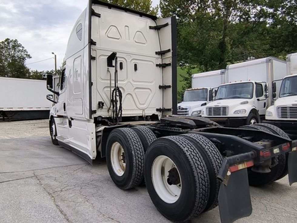 Sleeper Tractor-Heavy Duty Tractors-Freightliner-2022-T12664ST-Huntington-WV-551,720\n\t\tmiles-$ 62,750 - Image 9