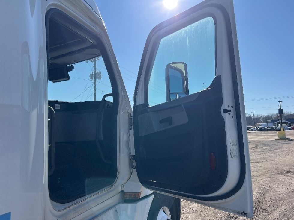 Sleeper Tractor-Heavy Duty Tractors-Freightliner-2022-T12664ST-Indian Trail-NC-298,358\n\t\tmiles-$ 85,250 - Image 12