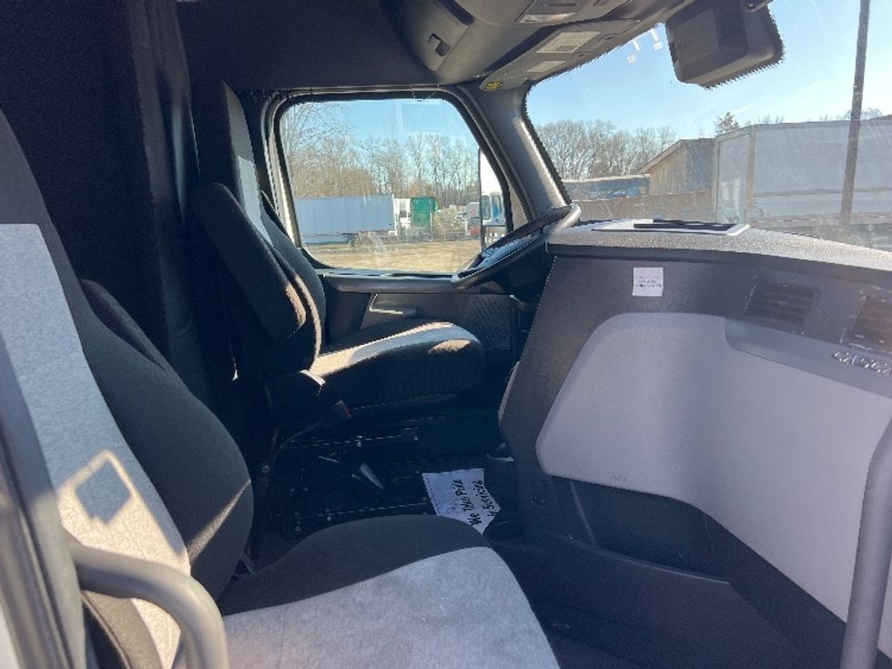 Sleeper Tractor-Heavy Duty Tractors-Freightliner-2022-T12664ST-Indian Trail-NC-298,358\n\t\tmiles-$ 85,250 - Image 14