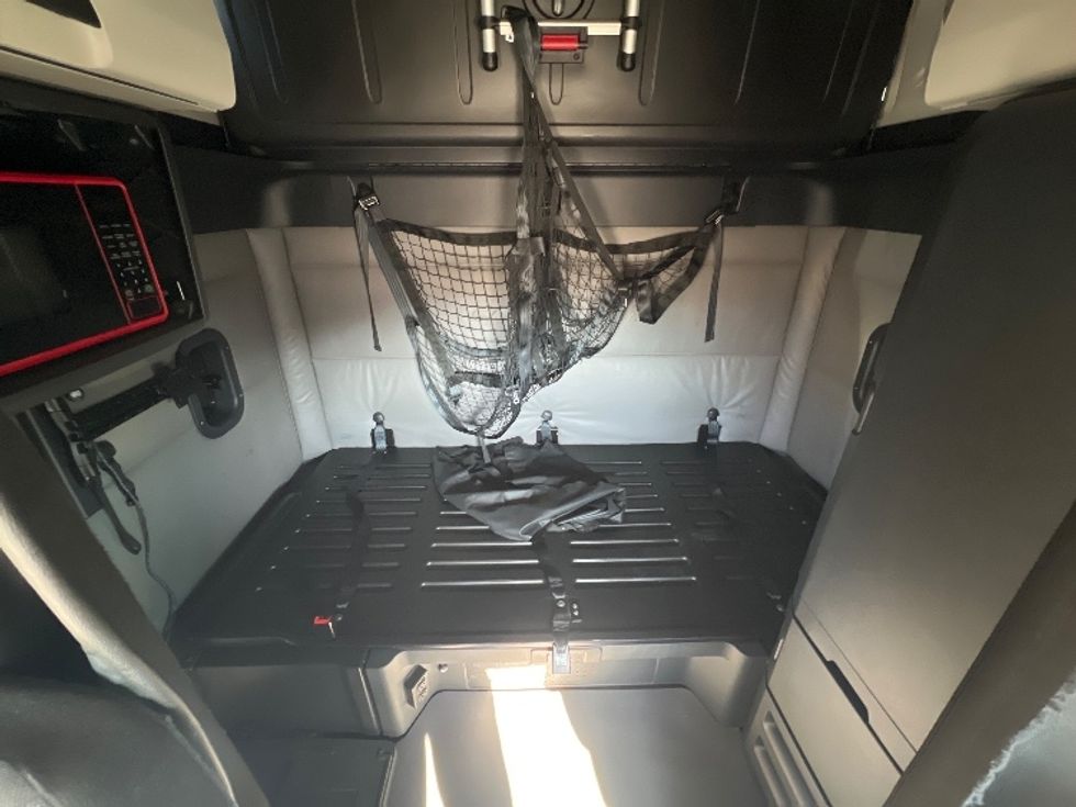 Sleeper Tractor-Heavy Duty Tractors-Freightliner-2022-T12664ST-Indian Trail-NC-298,358\n\t\tmiles-$ 85,250 - Image 15