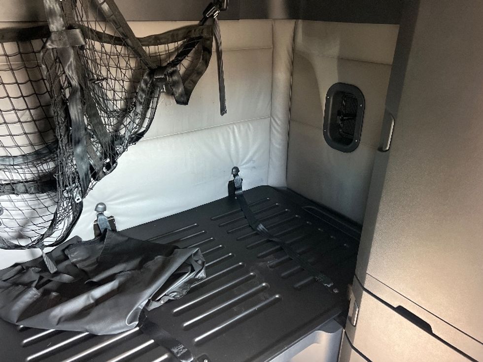 Sleeper Tractor-Heavy Duty Tractors-Freightliner-2022-T12664ST-Indian Trail-NC-298,358\n\t\tmiles-$ 85,250 - Image 16