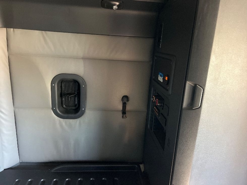 Sleeper Tractor-Heavy Duty Tractors-Freightliner-2022-T12664ST-Indian Trail-NC-298,358\n\t\tmiles-$ 85,250 - Image 17