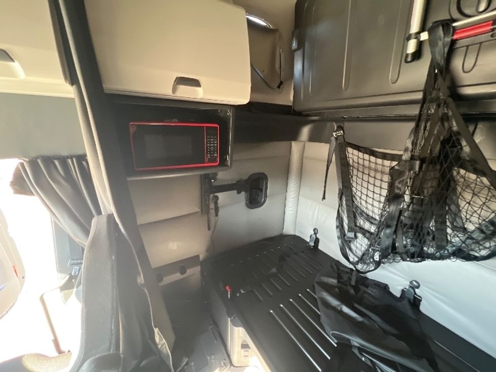 Sleeper Tractor-Heavy Duty Tractors-Freightliner-2022-T12664ST-Indian Trail-NC-298,358\n\t\tmiles-$ 85,250 - Image 18