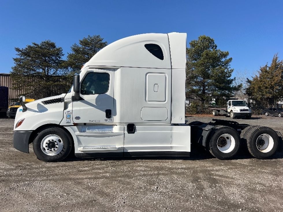 Sleeper Tractor-Heavy Duty Tractors-Freightliner-2022-T12664ST-Indian Trail-NC-298,358\n\t\tmiles-$ 85,250 - Image 4