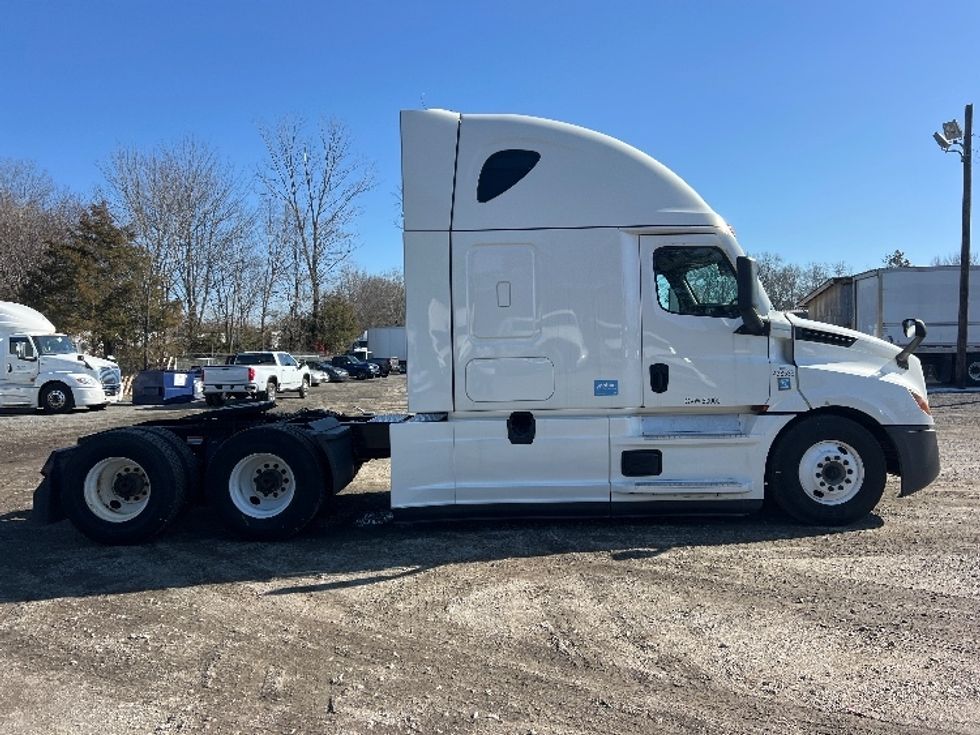 Sleeper Tractor-Heavy Duty Tractors-Freightliner-2022-T12664ST-Indian Trail-NC-298,358\n\t\tmiles-$ 85,250 - Image 7