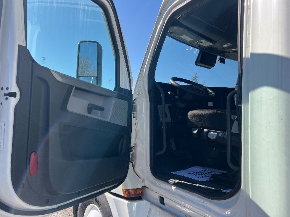 Sleeper Tractor-Heavy Duty Tractors-Freightliner-2022-T12664ST-Indian Trail-NC-298,358\n\t\tmiles-$ 85,250 - Image 8