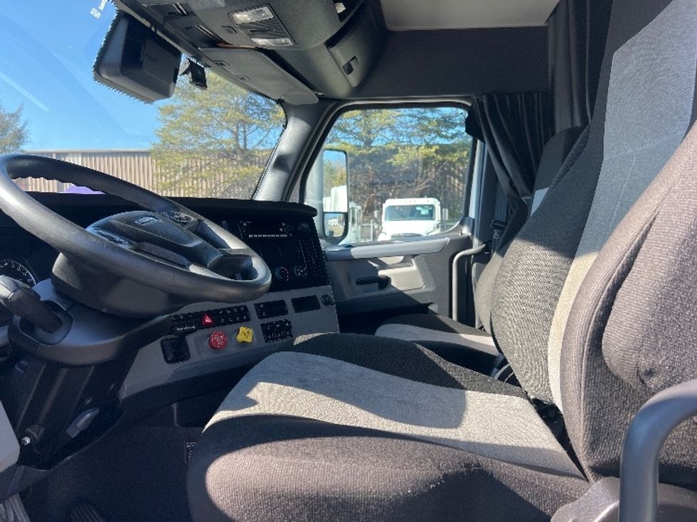 Sleeper Tractor-Heavy Duty Tractors-Freightliner-2022-T12664ST-Indian Trail-NC-298,358\n\t\tmiles-$ 85,250 - Image 9