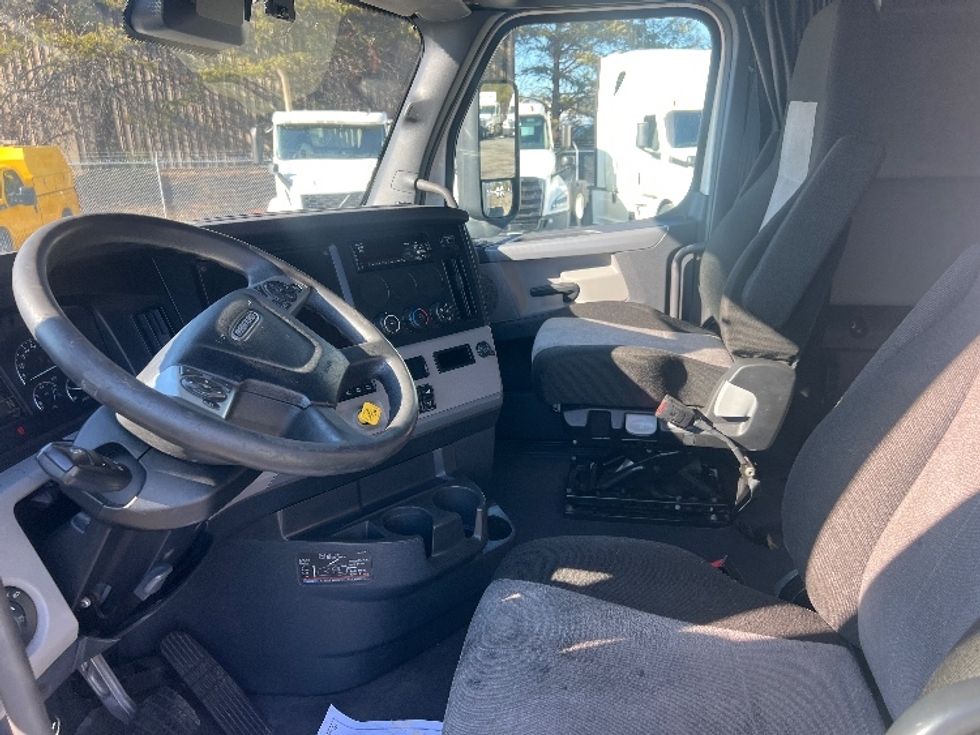 Sleeper Tractor-Heavy Duty Tractors-Freightliner-2022-T12664ST-Indian Trail-NC-327,321\n\t\tmiles-$ 83,000 - Image 10