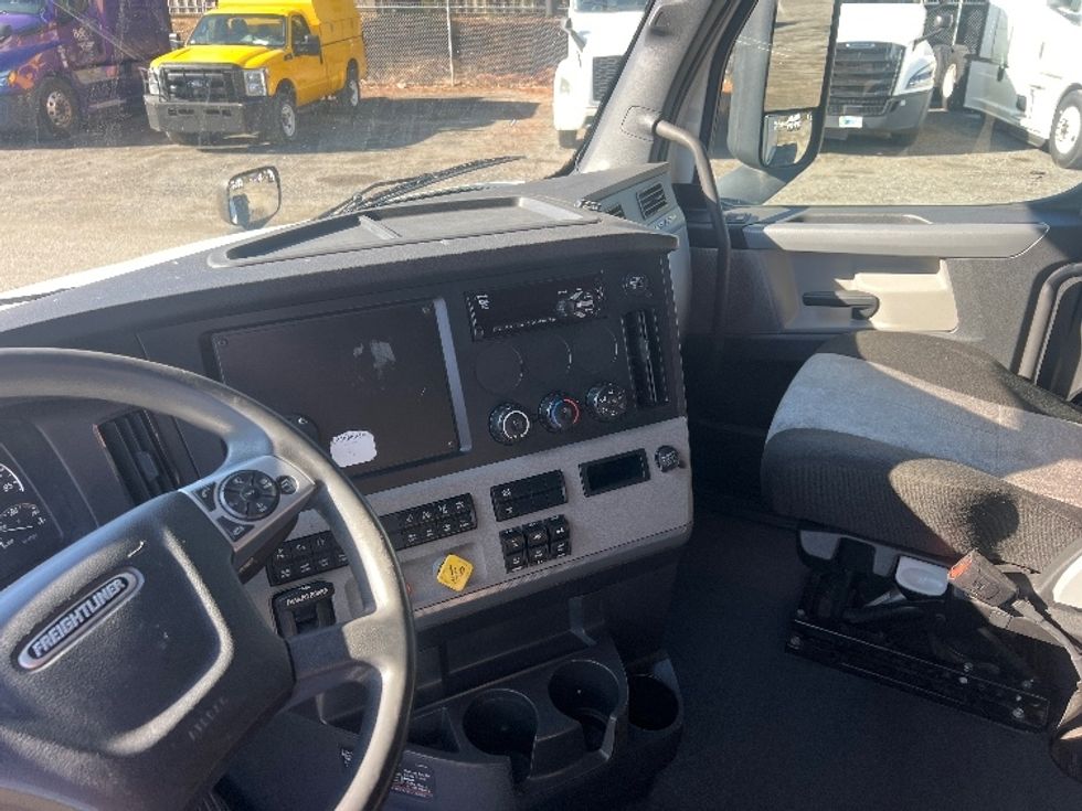 Sleeper Tractor-Heavy Duty Tractors-Freightliner-2022-T12664ST-Indian Trail-NC-327,321\n\t\tmiles-$ 83,000 - Image 11