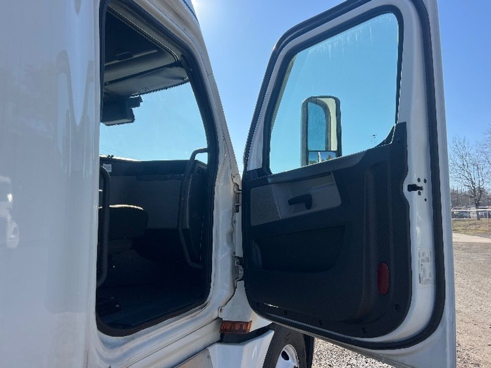 Sleeper Tractor-Heavy Duty Tractors-Freightliner-2022-T12664ST-Indian Trail-NC-327,321\n\t\tmiles-$ 83,000 - Image 13