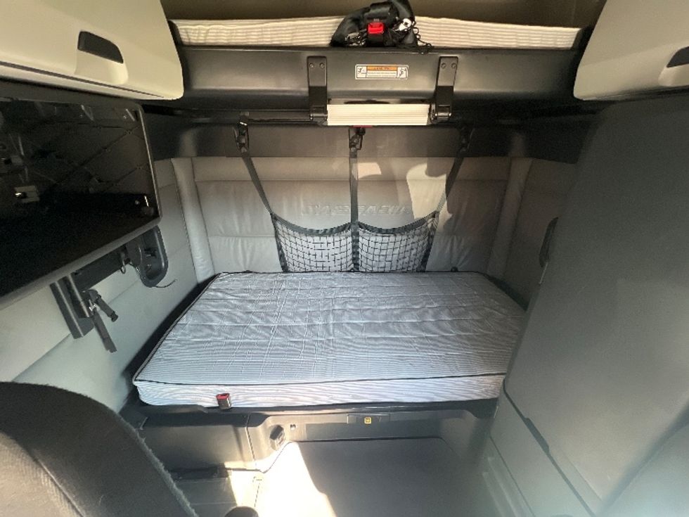 Sleeper Tractor-Heavy Duty Tractors-Freightliner-2022-T12664ST-Indian Trail-NC-327,321\n\t\tmiles-$ 83,000 - Image 16