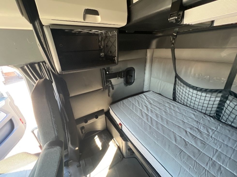 Sleeper Tractor-Heavy Duty Tractors-Freightliner-2022-T12664ST-Indian Trail-NC-327,321\n\t\tmiles-$ 83,000 - Image 19