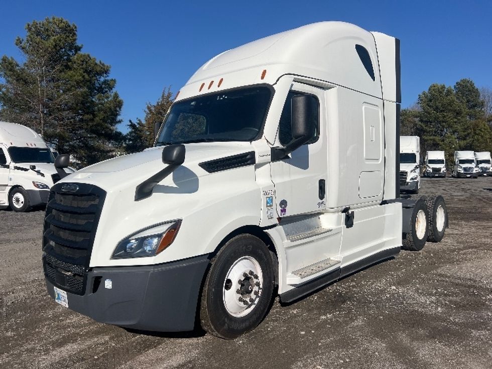 Sleeper Tractor-Heavy Duty Tractors-Freightliner-2022-T12664ST-Indian Trail-NC-327,321\n\t\tmiles-$ 83,000 - Image 3
