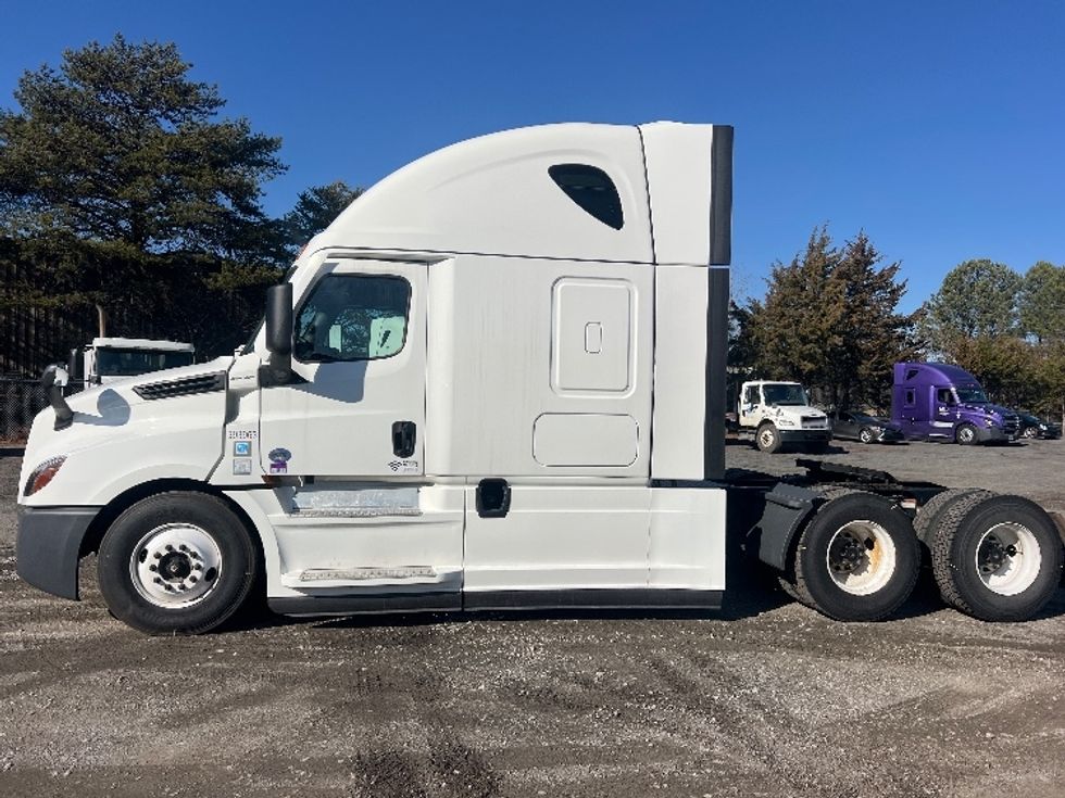Sleeper Tractor-Heavy Duty Tractors-Freightliner-2022-T12664ST-Indian Trail-NC-327,321\n\t\tmiles-$ 83,000 - Image 4