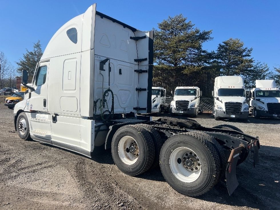Sleeper Tractor-Heavy Duty Tractors-Freightliner-2022-T12664ST-Indian Trail-NC-327,321\n\t\tmiles-$ 83,000 - Image 5