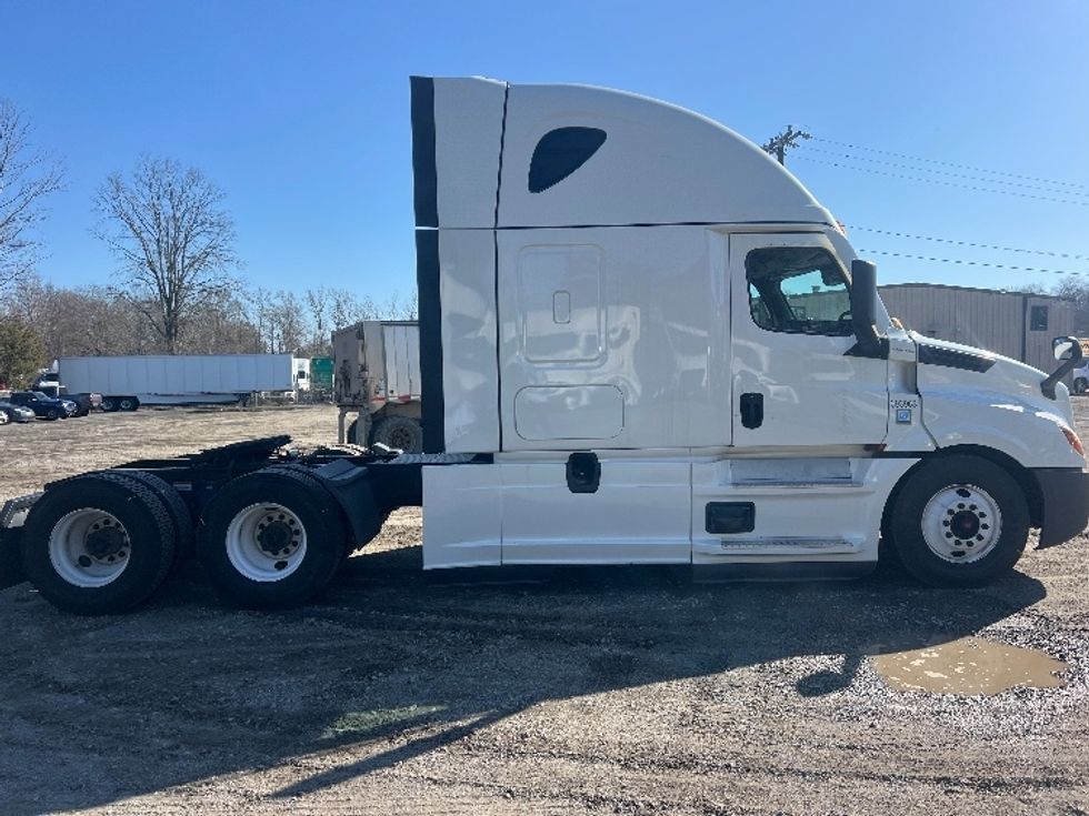 Sleeper Tractor-Heavy Duty Tractors-Freightliner-2022-T12664ST-Indian Trail-NC-327,321\n\t\tmiles-$ 83,000 - Image 8