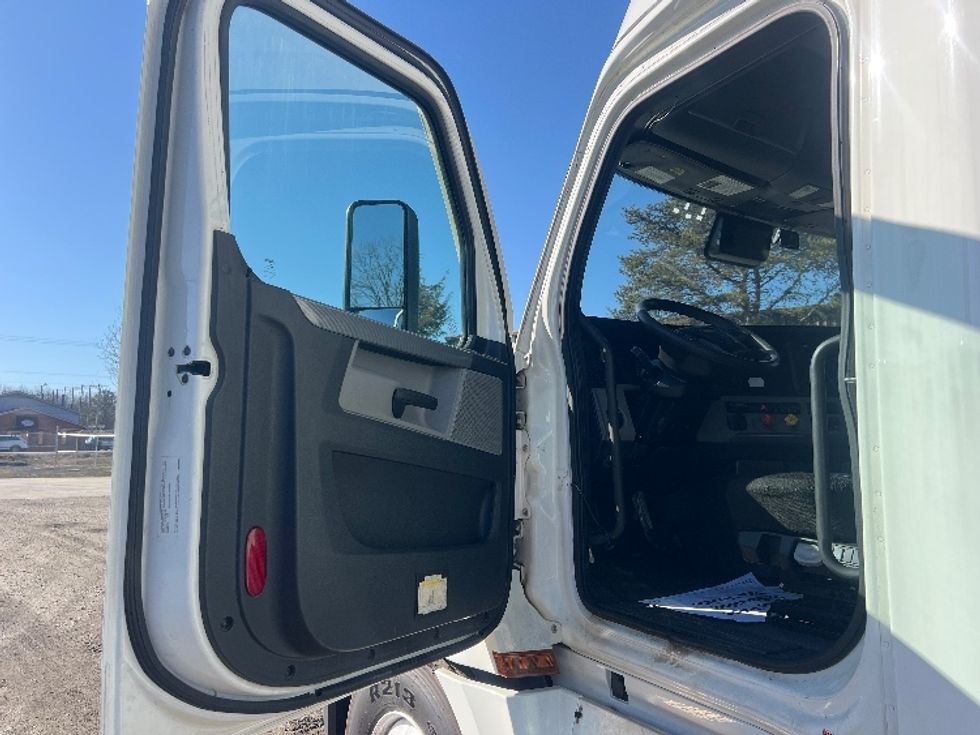 Sleeper Tractor-Heavy Duty Tractors-Freightliner-2022-T12664ST-Indian Trail-NC-327,321\n\t\tmiles-$ 83,000 - Image 9